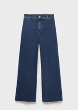 Jeans de tiro alto con corte culotte y pierna ancha. Presentan un diseño de cinco bolsillos, cierre frontal con cremallera y botón, y bajo deshilachado.
