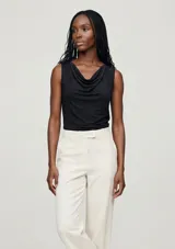 Musculosa negra de diseño ajustado, con elegante cuello drapeado y sin mangas.