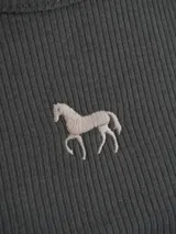 Musculosa negra de punto acanalado con corte ajustado y bordado de caballo en el pecho.