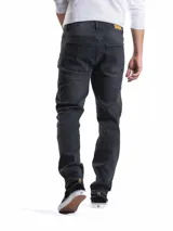 Jean de corte regular fit con diseño de cinco bolsillos, cierre frontal con botón y cremallera, en color negro con efecto lavado.