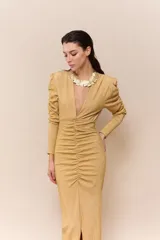 Vestido midi de fiesta color plateado con escote en V, mangas largas abullonadas y frunces en la falda.