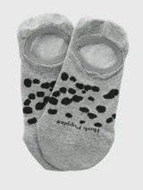 Calcetín invisible (tipo soquete) de color gris melange con puntos negros en el empeine que simulan un estampado de dálmata o huellas.