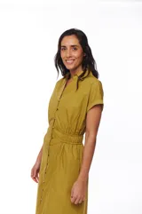 Vestido camisero midi color mostaza, con cuello clásico, mangas cortas con dobladillo, cintura elastizada, cierre frontal con botones y abertura en la falda.