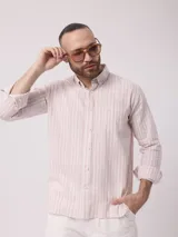 Camisa de lino y algodón a rayas verticales color rosa y blanco, de manga larga con cuello abotonado y bolsillo en el pecho.