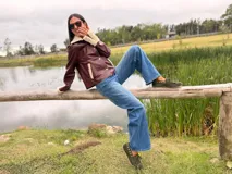 Náuticos de gamuza color suela con flecos en la parte delantera y detalle de tachas metálicas circulares en el lateral. Diseño artesanal con cordones frontales y suela plana.