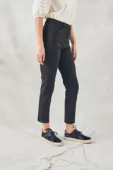 Pantalón negro de algodón y elastano, corte skinny y tiro medio.