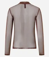 Remera de manga larga confeccionada en tule liso con efecto de transparencia. Presenta un diseño ajustado al cuerpo, ideal para usar como prenda base en capas.