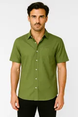 Camisa verde oliva de manga corta, con cuello clásico y bolsillo en el pecho.