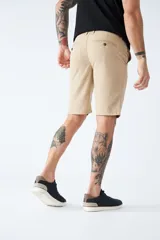 Bermuda tipo chino de corte clásico, confeccionada en una mezcla de lino y algodón. Presenta cierre de cremallera y botón, bolsillos laterales y traseros, y trabillas para cinturón.