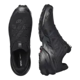 Championes Salomon Speedcross 6 de color negro, diseñados específicamente para trail running. Presentan una estructura robusta y técnica, capellada sintética y textil con refuerzos termosellados, sistema de cordones de ajuste rápido Quicklace y suela con tacos profundos para máxima tracción en terrenos difíciles.