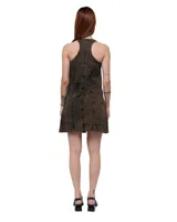 Vestido corto de denim con efecto marmolado en tono marrón, sin mangas, con cierre frontal completo y espalda estilo nadador.
