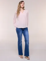 Blusa celeste fluida de viscosa, con escote en V y cuello mao, mangas largas y pliegue central en el delantero.