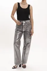 Pantalón de jean corte regular con acabado metalizado plateado, diseño de cinco bolsillos y cierre frontal con botón y cremallera.