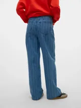 Jean wide fit de tiro alto color azul denim con rayas verticales blancas, cierre de botón y cremallera. Confeccionado en tejido de sarga de algodón.