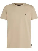 Remera Tommy Hilfiger de corte slim, confeccionada en suave tejido interlock de algodón elástico, de color beige con cuello redondo y el logo de la marca bordado en el pecho.