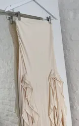 Minifalda color crudo con volados y cintura elastizada.