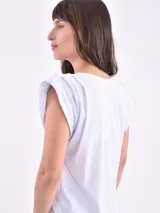 Remera negra de corte clásico con mangas cortas abullonadas.