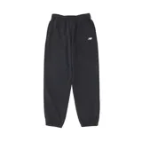 Pantalón de jogging New Balance French Terry Jogger, color negro, con cintura elástica y puños ajustados en los tobillos. Cuenta con bolsillos laterales y el logo de la marca bordado en blanco en la pierna izquierda.