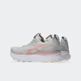 Championes de running Asics modelo Gel Kayano 32, color gris claro con detalles en coral y blanco. Presentan tecnología 4D GUIDANCE SYSTEM para estabilidad adaptativa, entresuela FF BLAST PLUS para mayor amortiguación y suela con tecnología PureGEL.