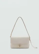 Bolso de hombro pequeño en color beige, con diseño minimalista de solapa y cierre frontal con botón joya metálico. Cuenta con un asa larga ajustable mediante un nudo lateral.