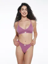 Bombacha tipo colaless de tiro alto, confeccionada en tejido acanalado color rosa viejo, con detalle de etiqueta pequeña en la parte frontal.