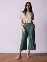 Pantalón capri plisado color verde con pretina ancha elastizada y bolsillos delanteros. Marca Dictionary.