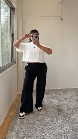 Remera blanca de corte cuadrado con logo bordado en negro.