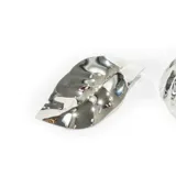 Aros plateados con forma de hoja irregular.