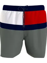 Short de baño Tommy Hilfiger con diseño color block en azul marino, blanco, rojo y gris. Cuenta con cintura elástica con cordón ajustable, dos bolsillos laterales y un bolsillo trasero con detalle Global Stripe.