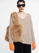 Sweater azul marino de tejido de punto con escote en V y detalles de hilo metálico brillante.