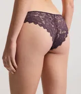 Bombacha modelo bikini confeccionada íntegramente en encaje floral color verde oliva, con detalle de pequeña medalla metálica en la parte frontal y forro de algodón.