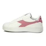 Championes casuales Diadora modelo Set, color blanco con detalles en gamuza rosada. Presentan plataforma gruesa con textura acanalada en el borde y logo de la marca en la lengüeta.