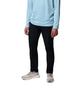 Pantalón cargo negro de corte recto, con bolsillos laterales con solapa y múltiples compartimentos.