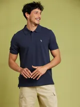 Remera polo salmón de corte regular, confeccionada en algodón. Presenta cuello clásico con botones y logo bordado en el pecho.