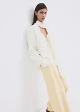 Pantalón largo color amarillo claro, de diseño balloon con cintura elástica de tiro medio y bajo con goma elástica.