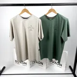 Remera color beige de algodón con estampa en el frente con la palabra "Concept" y otros textos en color marrón.