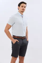 Bermuda clásica azul marino confeccionada en gabardina liviana de algodón con elastano, de corte recto y diseño liso.