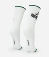 Par de medias de caña larga color blanco, con bordes verdes y estampado del personaje Snoopy jugando al tenis.