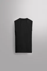 Musculosa deportiva de Zara Athleticz, confeccionada en tejido técnico elástico y transpirable. Presenta cuello redondo, diseño sin mangas y costuras planas termoselladas para mayor confort. Incluye detalle de logo en el dobladillo inferior.