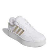 Championes Adidas modelo Hoops 3.0 Bold, de diseño urbano con plataforma. Presentan una base blanca con las icónicas tres tiras laterales en color dorado metalizado y detalles a juego en el talón.