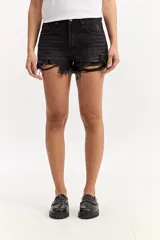 Short de denim negro de tiro alto, con roturas y lavado desgastado en el frente, y ruedos desflecados.