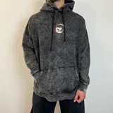 Canguro oversize con efecto de lavado ácido en color gris oscuro. Presenta capucha con cordones ajustables, bolsillo frontal tipo canguro y un pequeño estampado circular en el pecho.