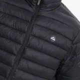 Campera puffer negra con cierre frontal, cuello alto y diseño acolchado horizontal. Cuenta con logo pequeño en el pecho.