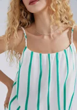 Blusa sin mangas a rayas verticales blancas y verdes, con tirantes finos.