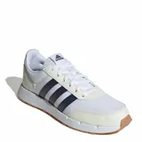 Championes urbanos Adidas Run50S, color blanco con detalles en beige y las icónicas tres tiras en azul oscuro. Presentan una suela de goma color caramelo y un diseño inspirado en el running retro.