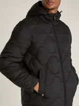 Campera acolchada negra con capucha, cierre frontal con cremallera y dos bolsillos laterales.