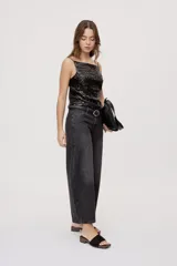 Jean de tiro medio y corte barrel con pierna amplia y ligeramente curva, estilo de cinco bolsillos en denim negro lavado.