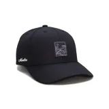 Gorra de béisbol estructurada color negro, con visera curva y corona alta. Presenta un parche rectangular frontal con un diseño lineal bordado de un paisaje montañoso y el nombre de la marca bordado en el lateral.