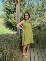 Vestido camisero color beige, sin mangas, de lino italiano con botones de nácar.