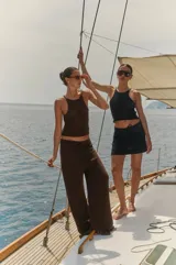 Minifalda negra tejida a crochet con cintura baja y cordón ajustable.